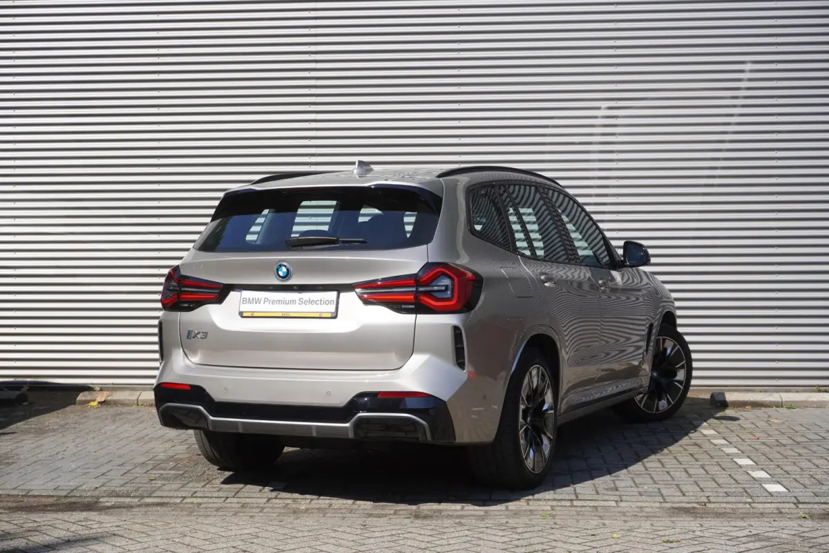 | High Executive | 20 inch LM aerodynamisch (Styling 890 M) in Bicolor Jet Black | Comfort Access | BMW Head-Up Display | HIFI System Harman Kardon | Driving Assistant Professional