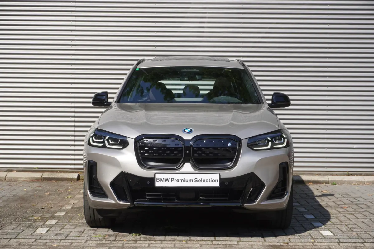 | High Executive | 20 inch LM aerodynamisch (Styling 890 M) in Bicolor Jet Black | Comfort Access | BMW Head-Up Display | HIFI System Harman Kardon | Driving Assistant Professional