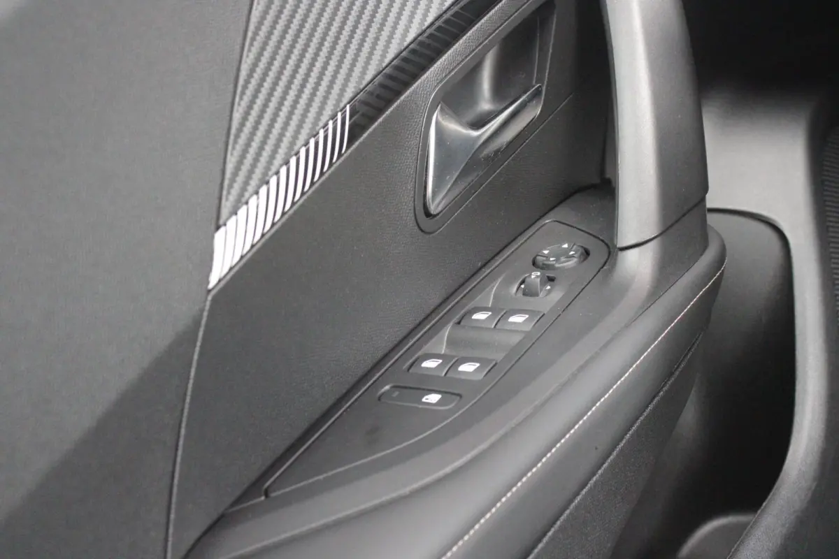 1.2 100PK ALLURE | TREKHAAK | CAMERA VOOR + ACHTER | NAVIGATIE | DRAADLOZE APPLE CARPLAY/ANDROID AUTO | LED KOPLAMPEN | ALL SEASON BANDEN | ADAPTIVE CRUISE CONTROL | DODEHOEK DETECTIE | CLIM