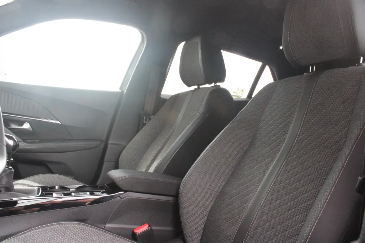 1.2 100PK ALLURE | TREKHAAK | CAMERA VOOR + ACHTER | NAVIGATIE | DRAADLOZE APPLE CARPLAY/ANDROID AUTO | LED KOPLAMPEN | ALL SEASON BANDEN | ADAPTIVE CRUISE CONTROL | DODEHOEK DETECTIE | CLIM