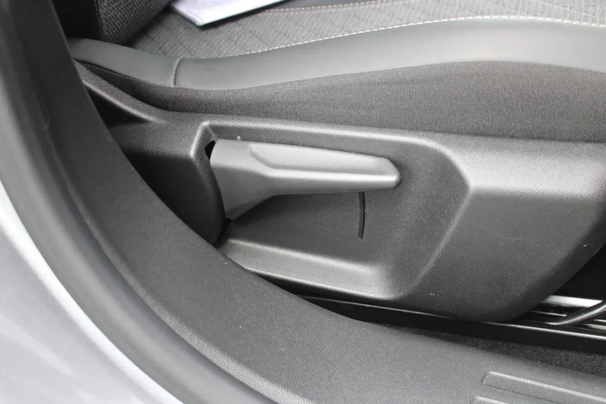 1.2 100PK ALLURE | TREKHAAK | CAMERA VOOR + ACHTER | NAVIGATIE | DRAADLOZE APPLE CARPLAY/ANDROID AUTO | LED KOPLAMPEN | ALL SEASON BANDEN | ADAPTIVE CRUISE CONTROL | DODEHOEK DETECTIE | CLIM