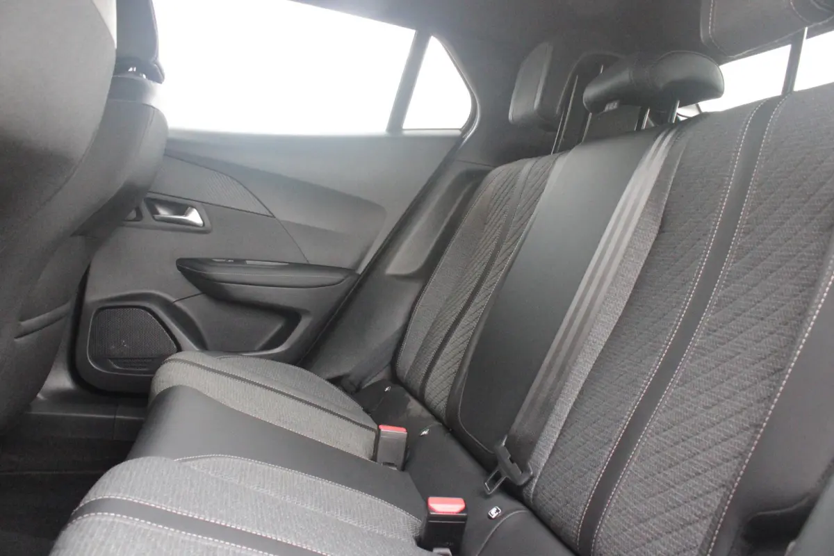 1.2 100PK ALLURE | TREKHAAK | CAMERA VOOR + ACHTER | NAVIGATIE | DRAADLOZE APPLE CARPLAY/ANDROID AUTO | LED KOPLAMPEN | ALL SEASON BANDEN | ADAPTIVE CRUISE CONTROL | DODEHOEK DETECTIE | CLIM