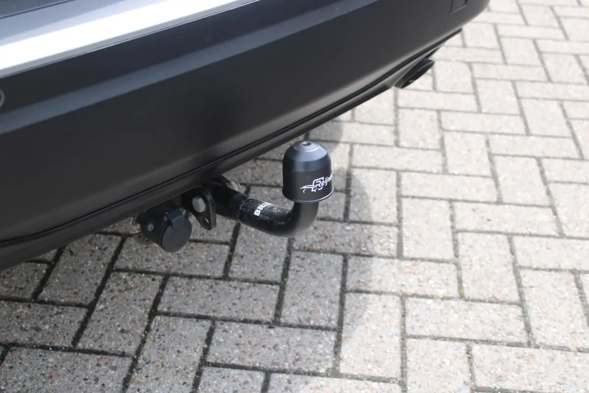 1.2 100PK ALLURE | TREKHAAK | CAMERA VOOR + ACHTER | NAVIGATIE | DRAADLOZE APPLE CARPLAY/ANDROID AUTO | LED KOPLAMPEN | ALL SEASON BANDEN | ADAPTIVE CRUISE CONTROL | DODEHOEK DETECTIE | CLIM