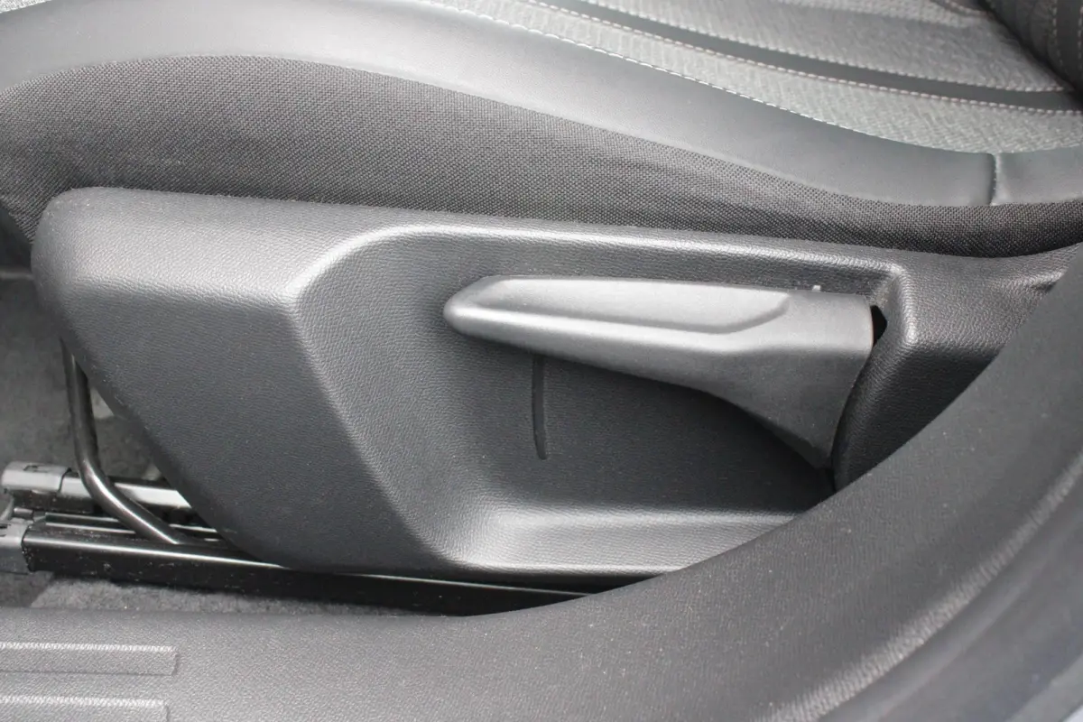1.2 100PK ALLURE | TREKHAAK | CAMERA VOOR + ACHTER | NAVIGATIE | DRAADLOZE APPLE CARPLAY/ANDROID AUTO | LED KOPLAMPEN | ALL SEASON BANDEN | ADAPTIVE CRUISE CONTROL | DODEHOEK DETECTIE | CLIM