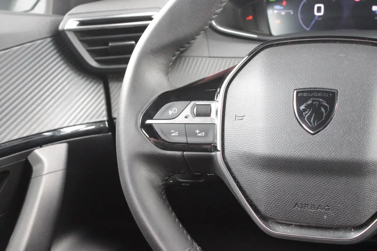 1.2 100PK ALLURE | TREKHAAK | CAMERA VOOR + ACHTER | NAVIGATIE | DRAADLOZE APPLE CARPLAY/ANDROID AUTO | LED KOPLAMPEN | ALL SEASON BANDEN | ADAPTIVE CRUISE CONTROL | DODEHOEK DETECTIE | CLIM