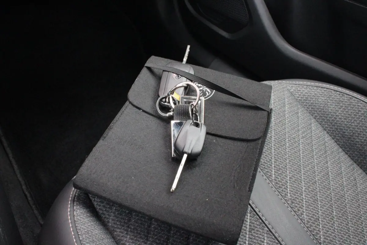 1.2 100PK ALLURE | TREKHAAK | CAMERA VOOR + ACHTER | NAVIGATIE | DRAADLOZE APPLE CARPLAY/ANDROID AUTO | LED KOPLAMPEN | ALL SEASON BANDEN | ADAPTIVE CRUISE CONTROL | DODEHOEK DETECTIE | CLIM