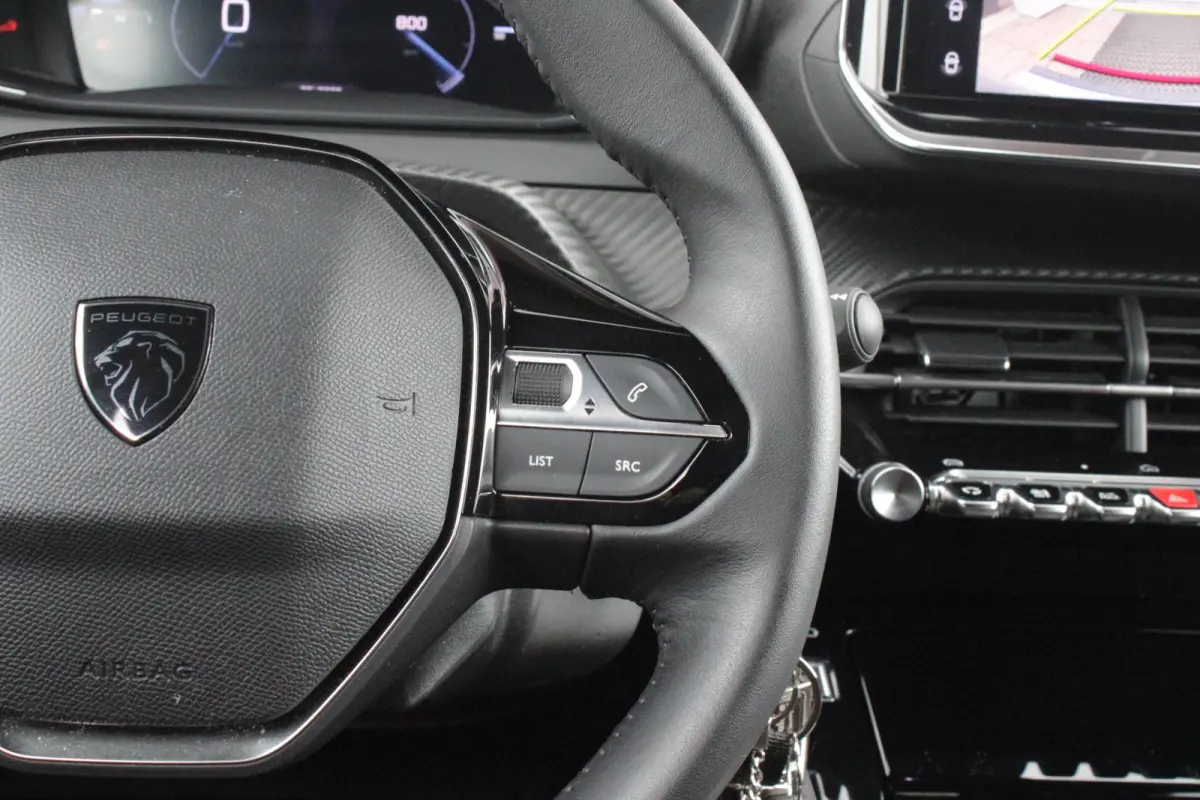 1.2 100PK ALLURE | TREKHAAK | CAMERA VOOR + ACHTER | NAVIGATIE | DRAADLOZE APPLE CARPLAY/ANDROID AUTO | LED KOPLAMPEN | ALL SEASON BANDEN | ADAPTIVE CRUISE CONTROL | DODEHOEK DETECTIE | CLIM