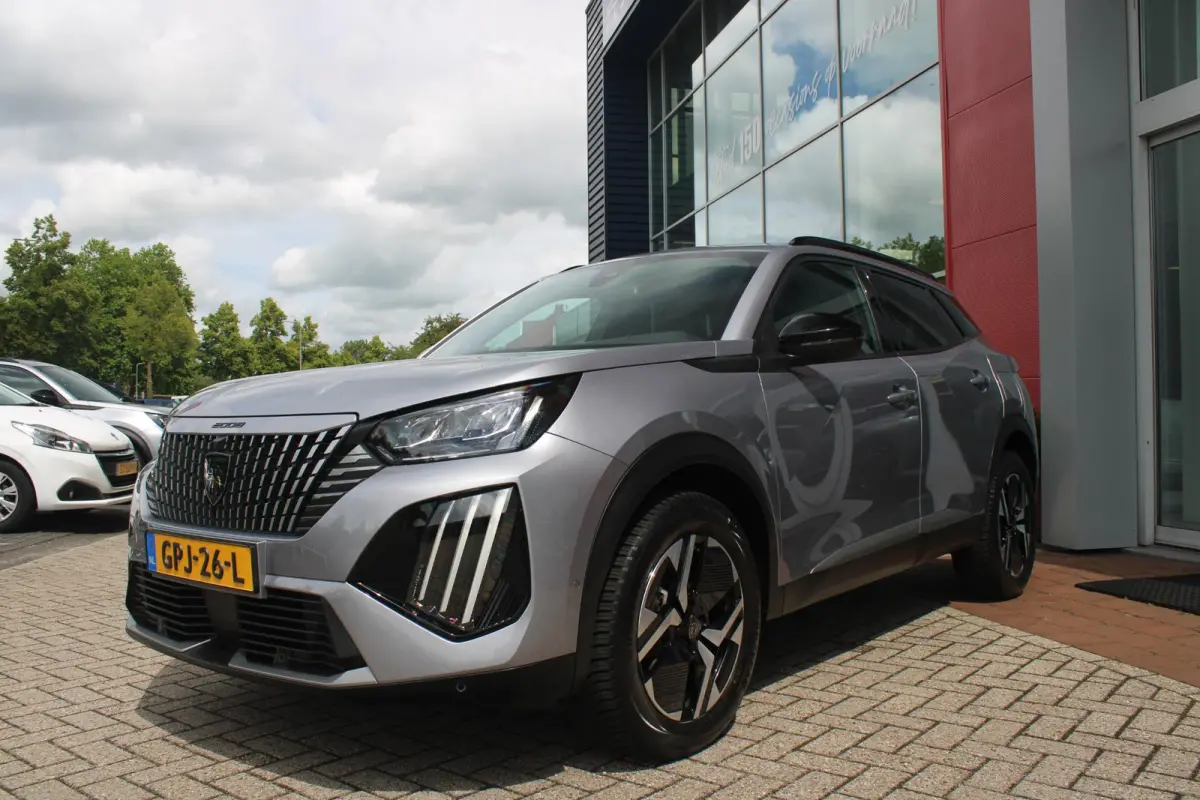 1.2 100PK ALLURE | TREKHAAK | CAMERA VOOR + ACHTER | NAVIGATIE | DRAADLOZE APPLE CARPLAY/ANDROID AUTO | LED KOPLAMPEN | ALL SEASON BANDEN | ADAPTIVE CRUISE CONTROL | DODEHOEK DETECTIE | CLIM