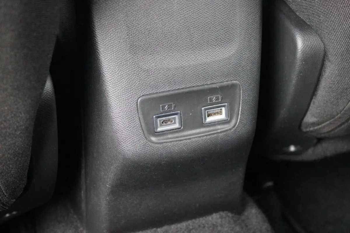1.2 100PK ALLURE | TREKHAAK | CAMERA VOOR + ACHTER | NAVIGATIE | DRAADLOZE APPLE CARPLAY/ANDROID AUTO | LED KOPLAMPEN | ALL SEASON BANDEN | ADAPTIVE CRUISE CONTROL | DODEHOEK DETECTIE | CLIM