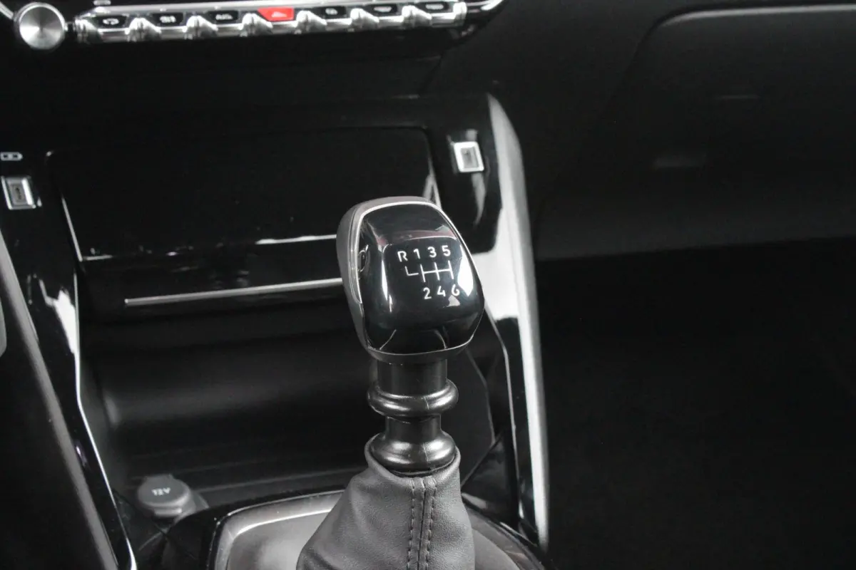 1.2 100PK ALLURE | TREKHAAK | CAMERA VOOR + ACHTER | NAVIGATIE | DRAADLOZE APPLE CARPLAY/ANDROID AUTO | LED KOPLAMPEN | ALL SEASON BANDEN | ADAPTIVE CRUISE CONTROL | DODEHOEK DETECTIE | CLIM