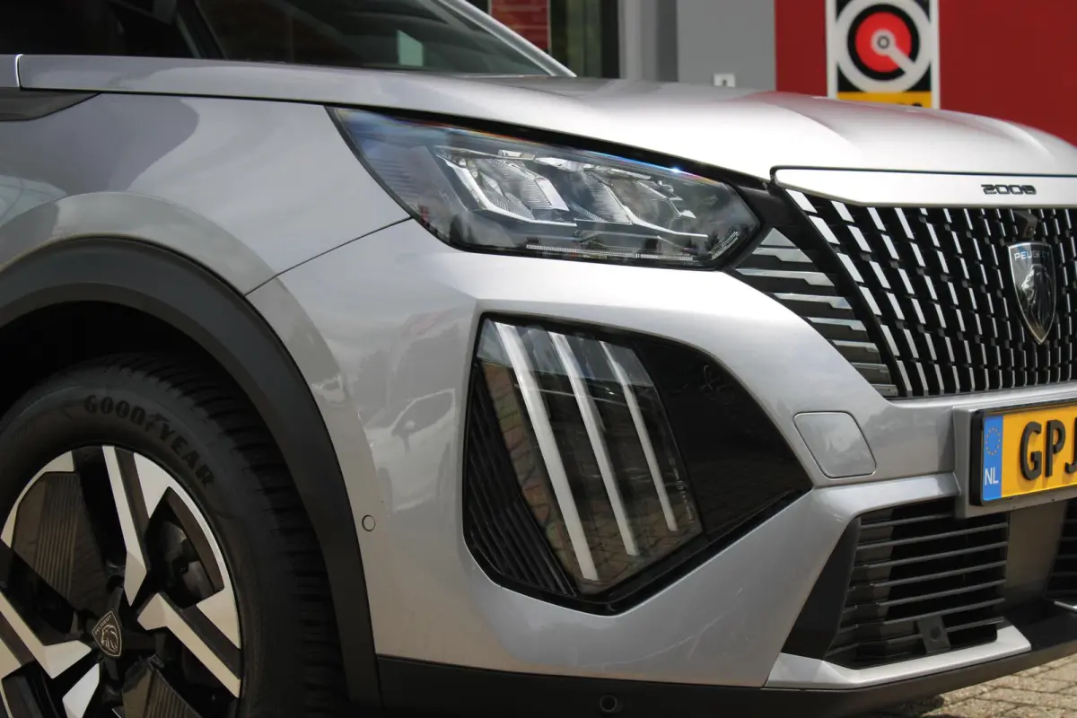 1.2 100PK ALLURE | TREKHAAK | CAMERA VOOR + ACHTER | NAVIGATIE | DRAADLOZE APPLE CARPLAY/ANDROID AUTO | LED KOPLAMPEN | ALL SEASON BANDEN | ADAPTIVE CRUISE CONTROL | DODEHOEK DETECTIE | CLIM