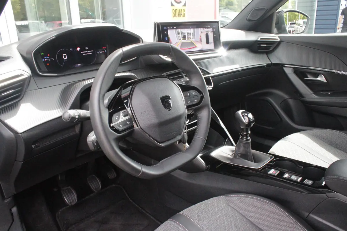 1.2 100PK ALLURE | TREKHAAK | CAMERA VOOR + ACHTER | NAVIGATIE | DRAADLOZE APPLE CARPLAY/ANDROID AUTO | LED KOPLAMPEN | ALL SEASON BANDEN | ADAPTIVE CRUISE CONTROL | DODEHOEK DETECTIE | CLIM