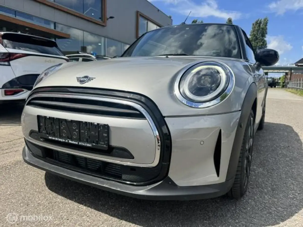 1.5 Resolute Edition Automaat . Navigatie , Camera achter , Lederbekleding Stoel+Stuur verwarming , sport stoellen , Pakeer hulp rondom