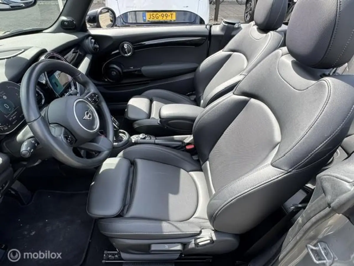 1.5 Resolute Edition Automaat . Navigatie , Camera achter , Lederbekleding Stoel+Stuur verwarming , sport stoellen , Pakeer hulp rondom