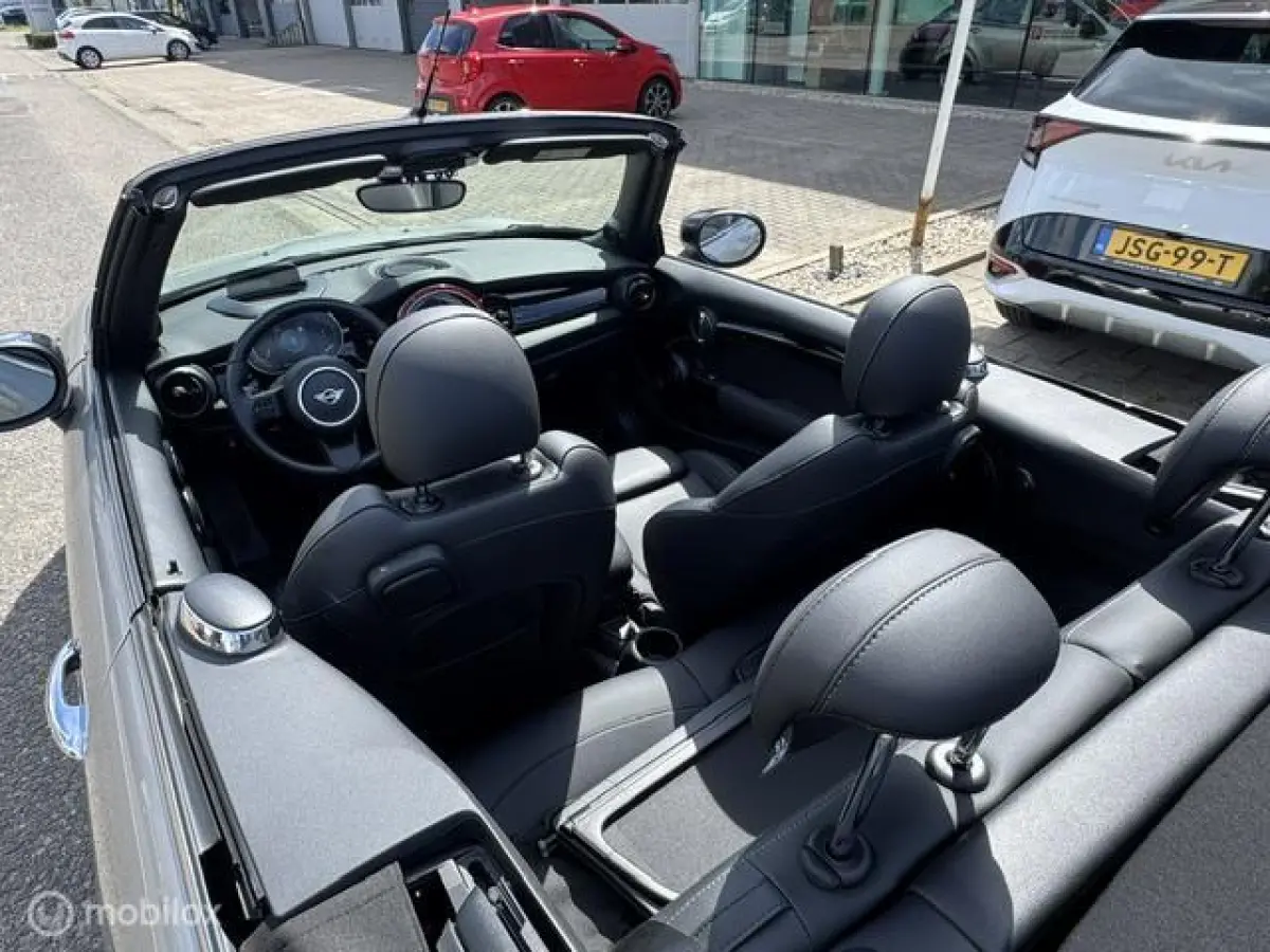 1.5 Resolute Edition Automaat . Navigatie , Camera achter , Lederbekleding Stoel+Stuur verwarming , sport stoellen , Pakeer hulp rondom