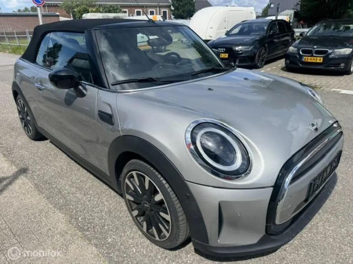1.5 Resolute Edition Automaat . Navigatie , Camera achter , Lederbekleding Stoel+Stuur verwarming , sport stoellen , Pakeer hulp rondom