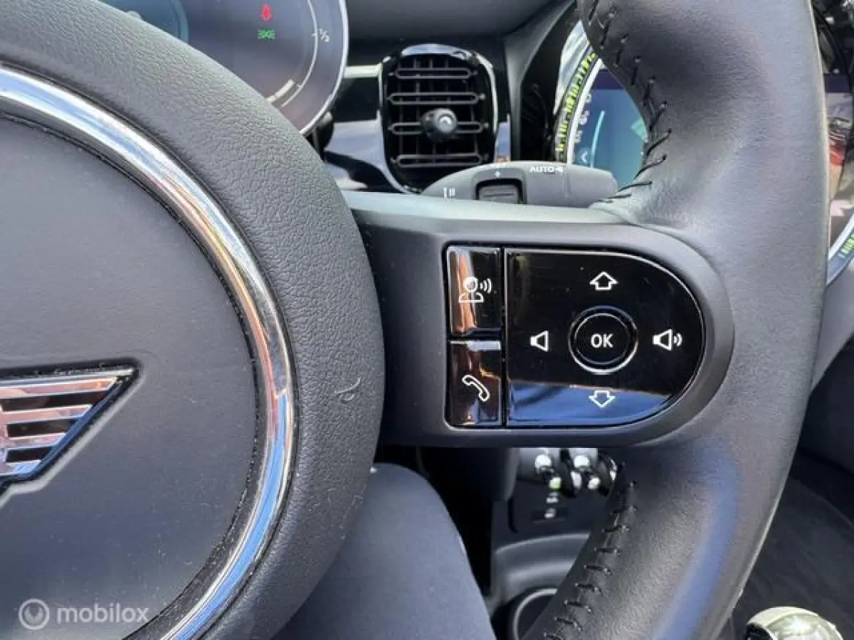 1.5 Resolute Edition Automaat . Navigatie , Camera achter , Lederbekleding Stoel+Stuur verwarming , sport stoellen , Pakeer hulp rondom
