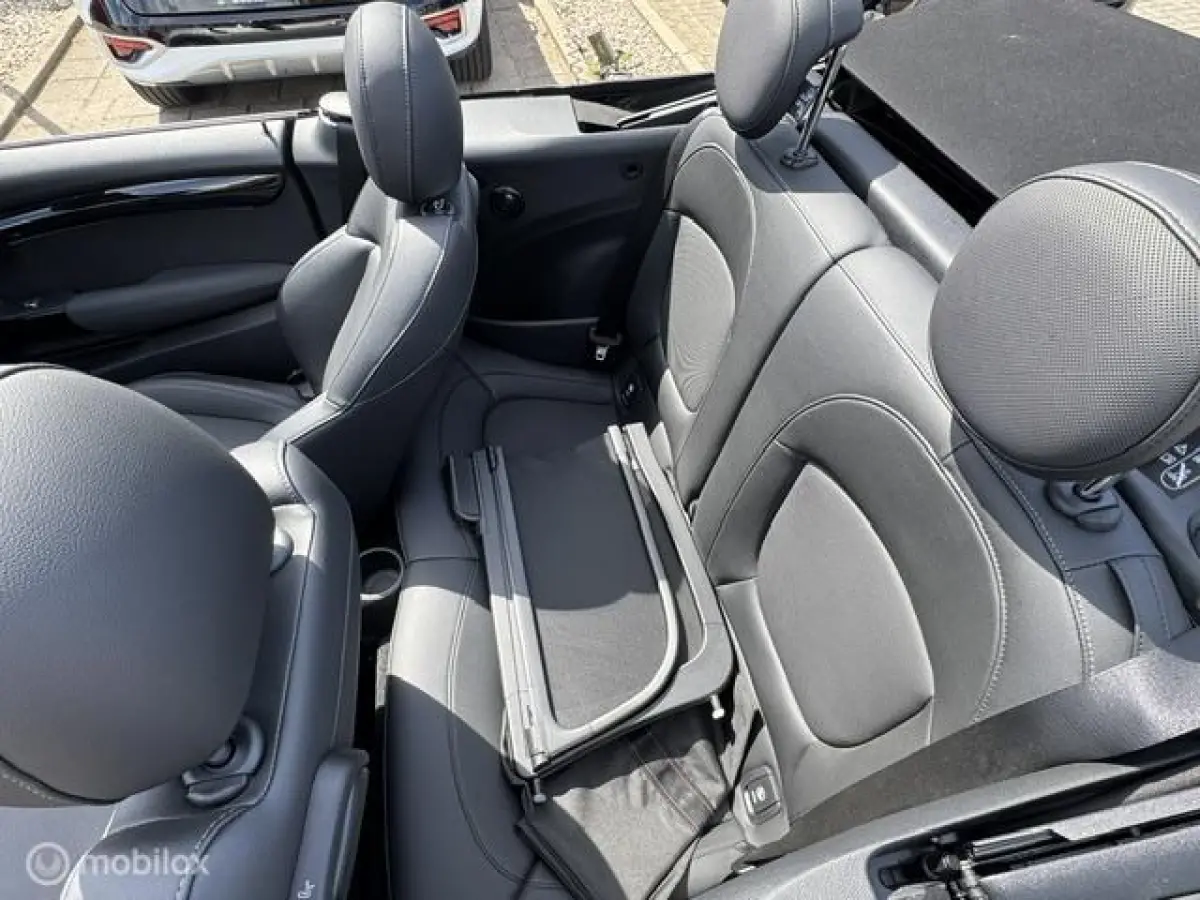 1.5 Resolute Edition Automaat . Navigatie , Camera achter , Lederbekleding Stoel+Stuur verwarming , sport stoellen , Pakeer hulp rondom