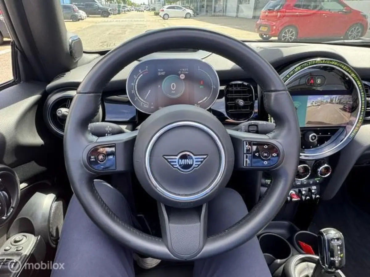 1.5 Resolute Edition Automaat . Navigatie , Camera achter , Lederbekleding Stoel+Stuur verwarming , sport stoellen , Pakeer hulp rondom