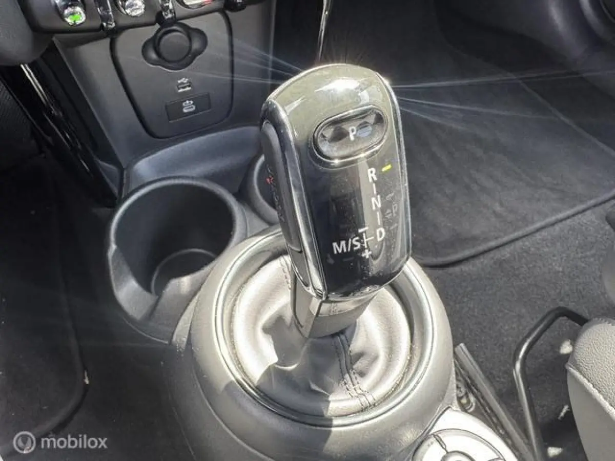 1.5 Resolute Edition Automaat . Navigatie , Camera achter , Lederbekleding Stoel+Stuur verwarming , sport stoellen , Pakeer hulp rondom