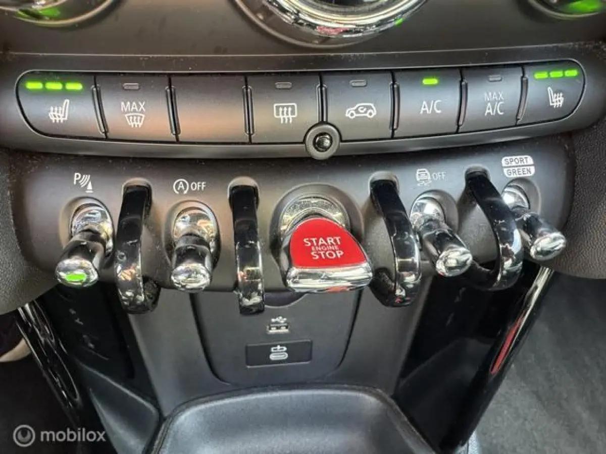 1.5 Resolute Edition Automaat . Navigatie , Camera achter , Lederbekleding Stoel+Stuur verwarming , sport stoellen , Pakeer hulp rondom