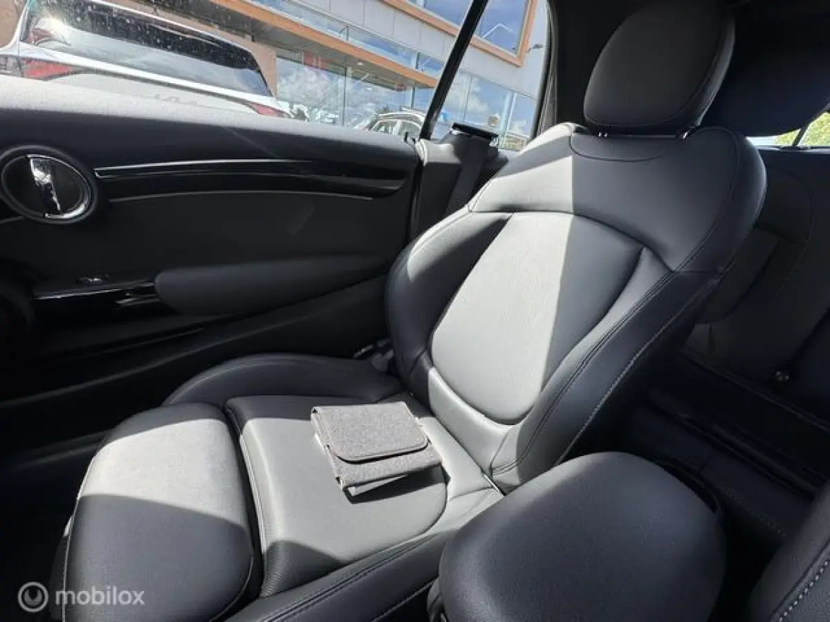 1.5 Resolute Edition Automaat . Navigatie , Camera achter , Lederbekleding Stoel+Stuur verwarming , sport stoellen , Pakeer hulp rondom