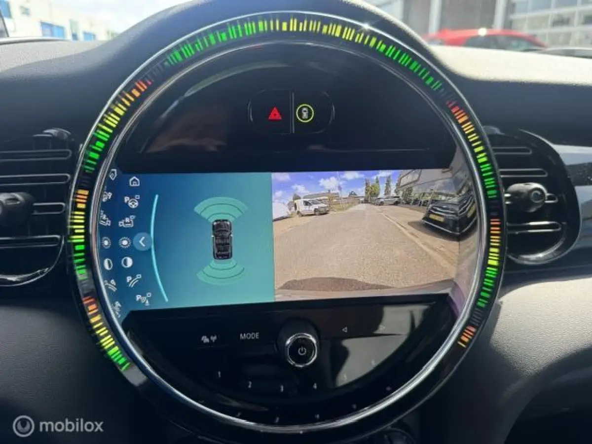1.5 Resolute Edition Automaat . Navigatie , Camera achter , Lederbekleding Stoel+Stuur verwarming , sport stoellen , Pakeer hulp rondom