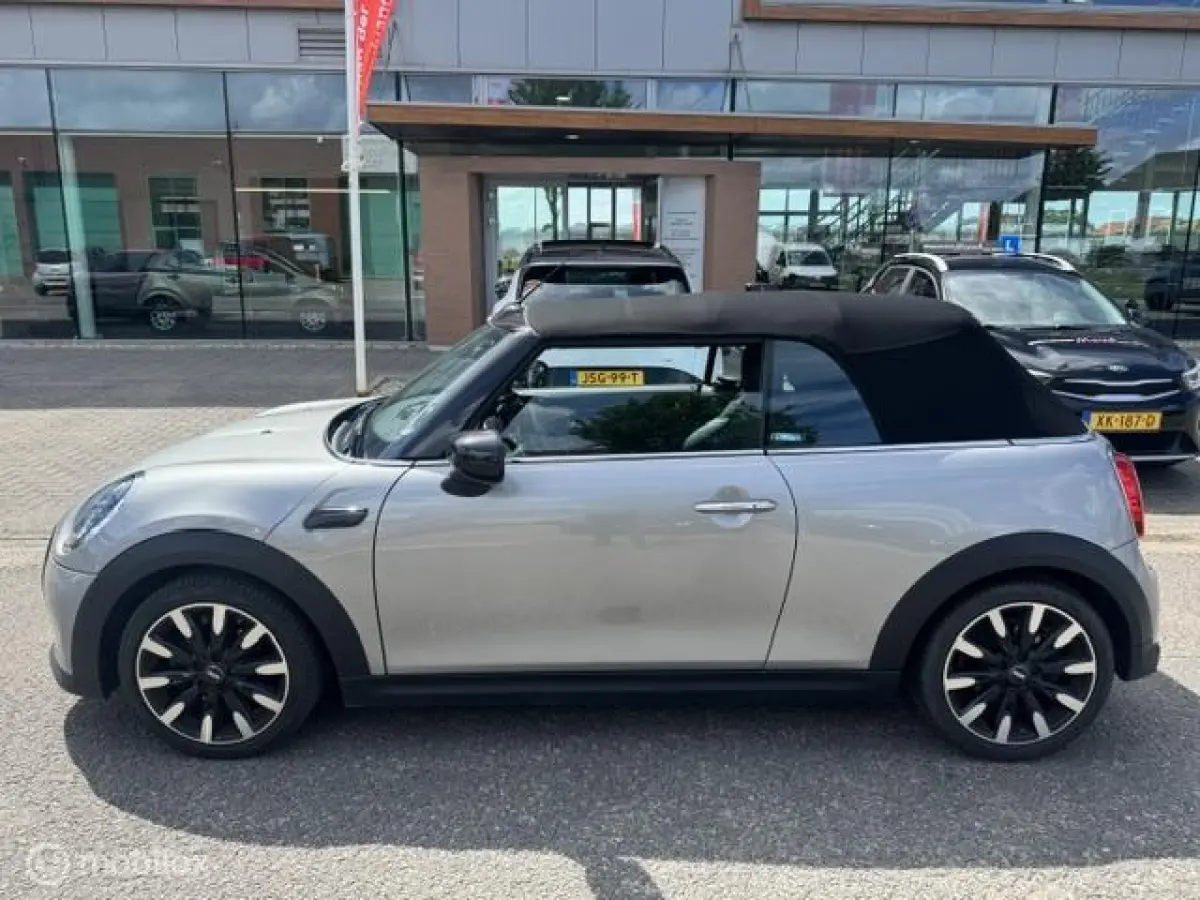 1.5 Resolute Edition Automaat . Navigatie , Camera achter , Lederbekleding Stoel+Stuur verwarming , sport stoellen , Pakeer hulp rondom