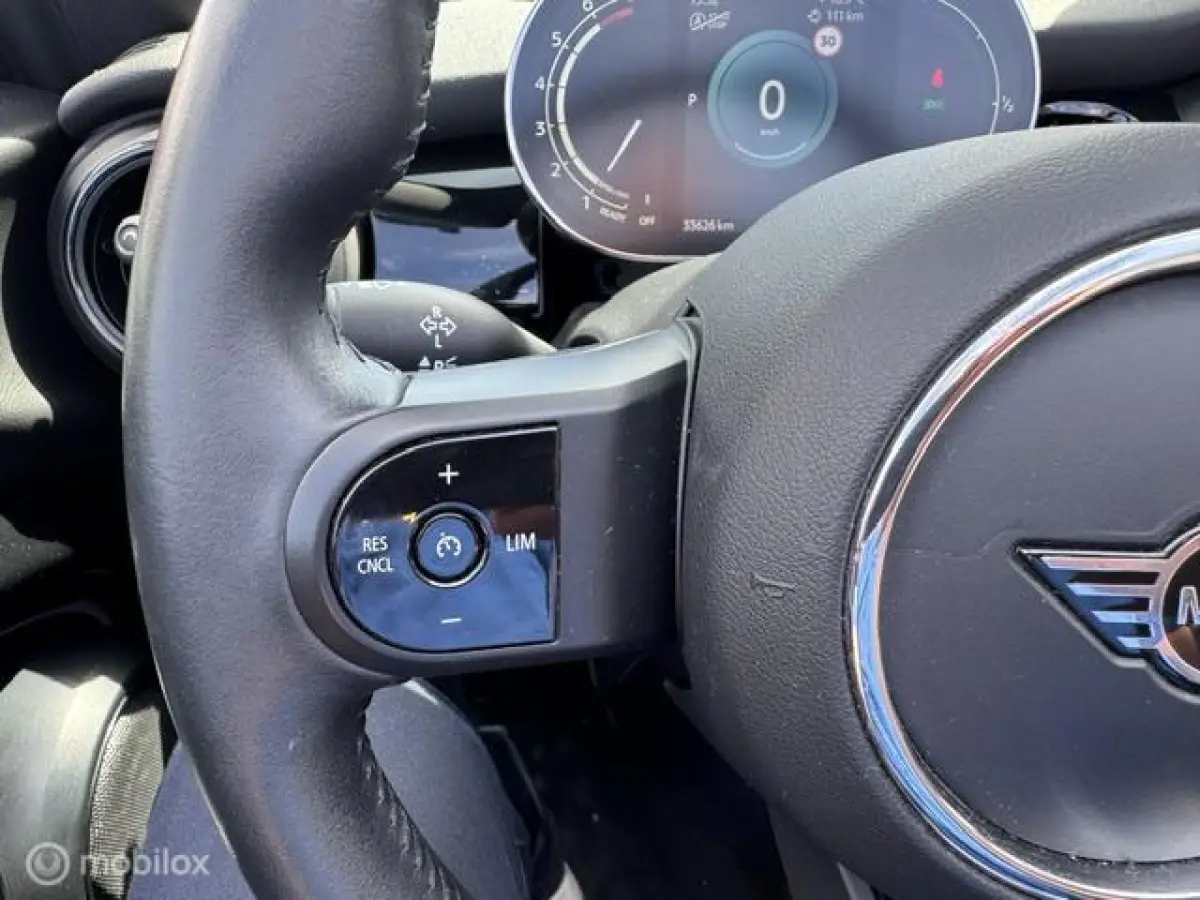 1.5 Resolute Edition Automaat . Navigatie , Camera achter , Lederbekleding Stoel+Stuur verwarming , sport stoellen , Pakeer hulp rondom