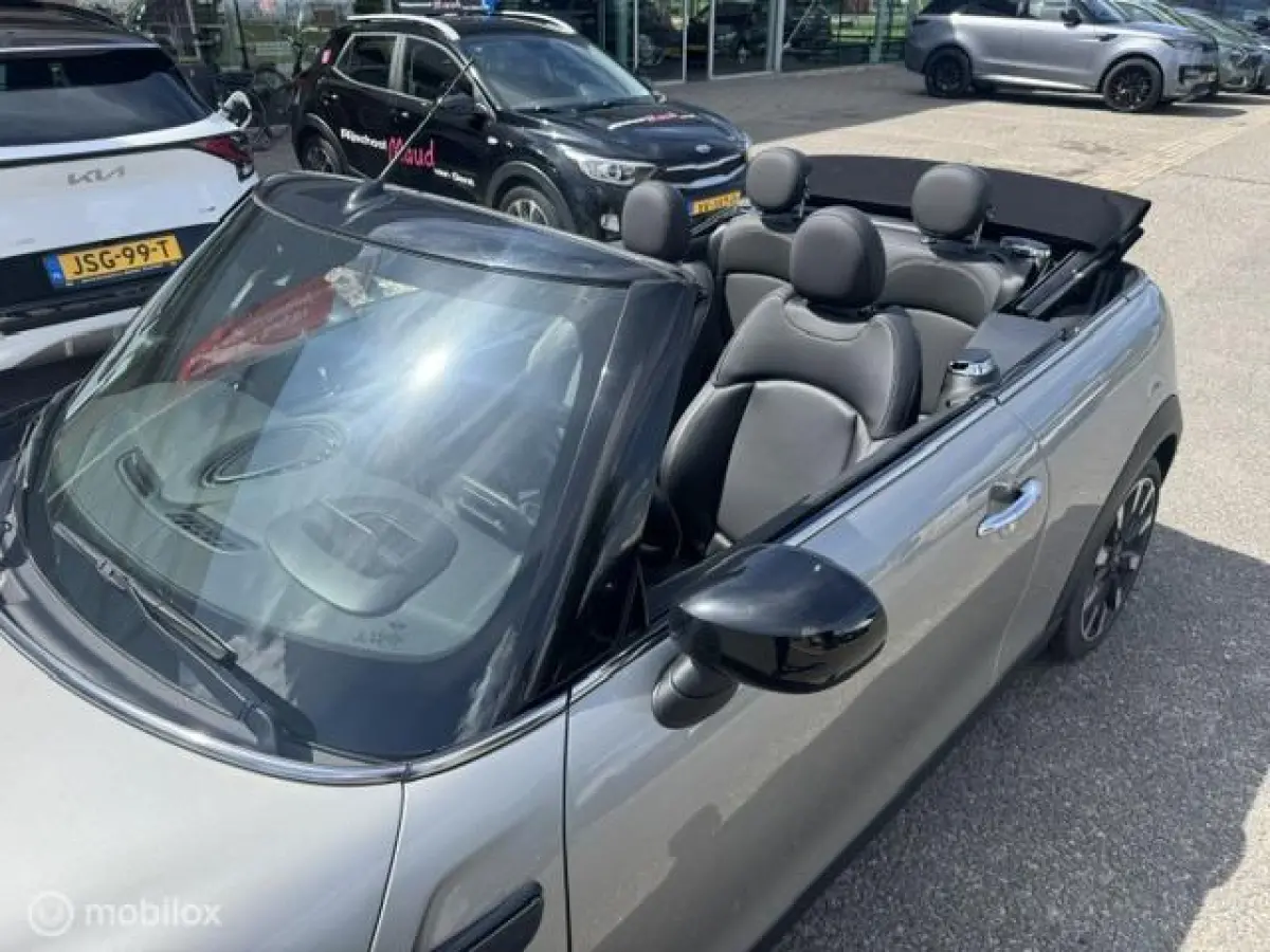 1.5 Resolute Edition Automaat . Navigatie , Camera achter , Lederbekleding Stoel+Stuur verwarming , sport stoellen , Pakeer hulp rondom
