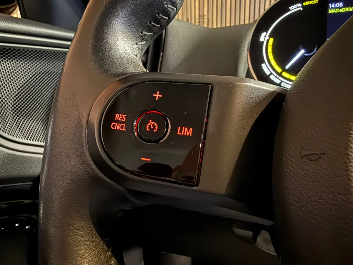 1.5 Cooper ALL4 - HUD - Camera - Carplay