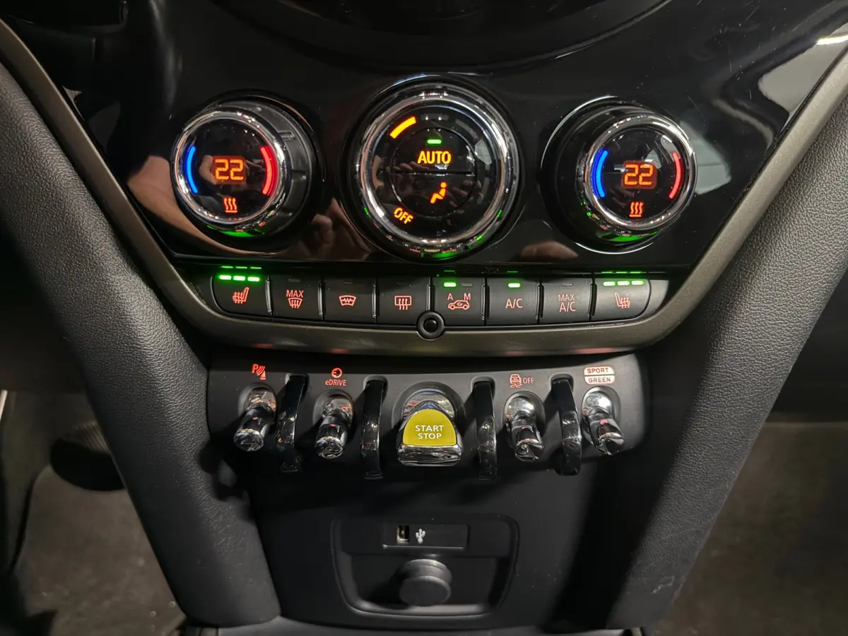 1.5 Cooper ALL4 - HUD - Camera - Carplay