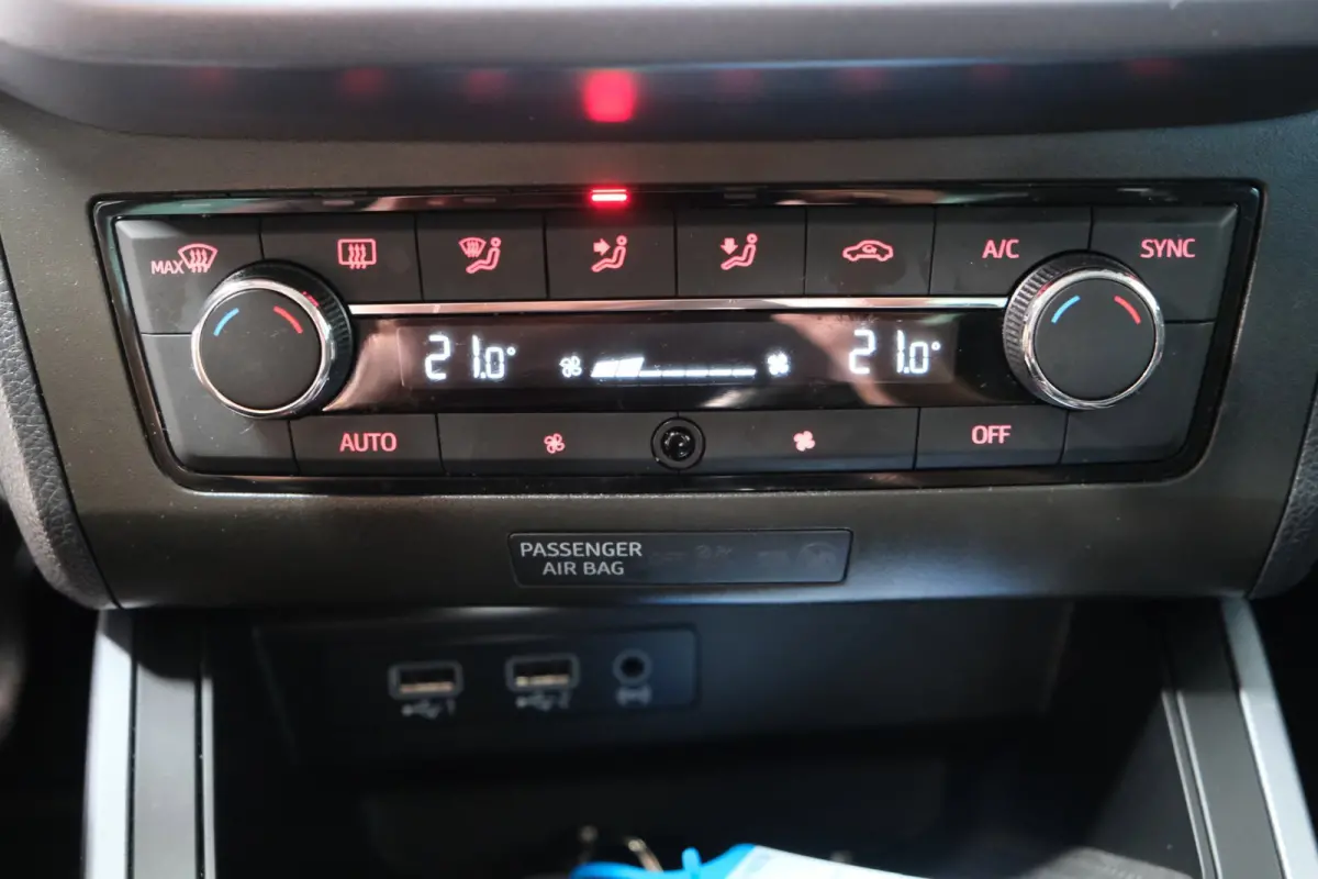 1.0 TSI Style Business Intense - N.A.P. Airco, Cruise, Navi, PDC, Camera, Carplay.