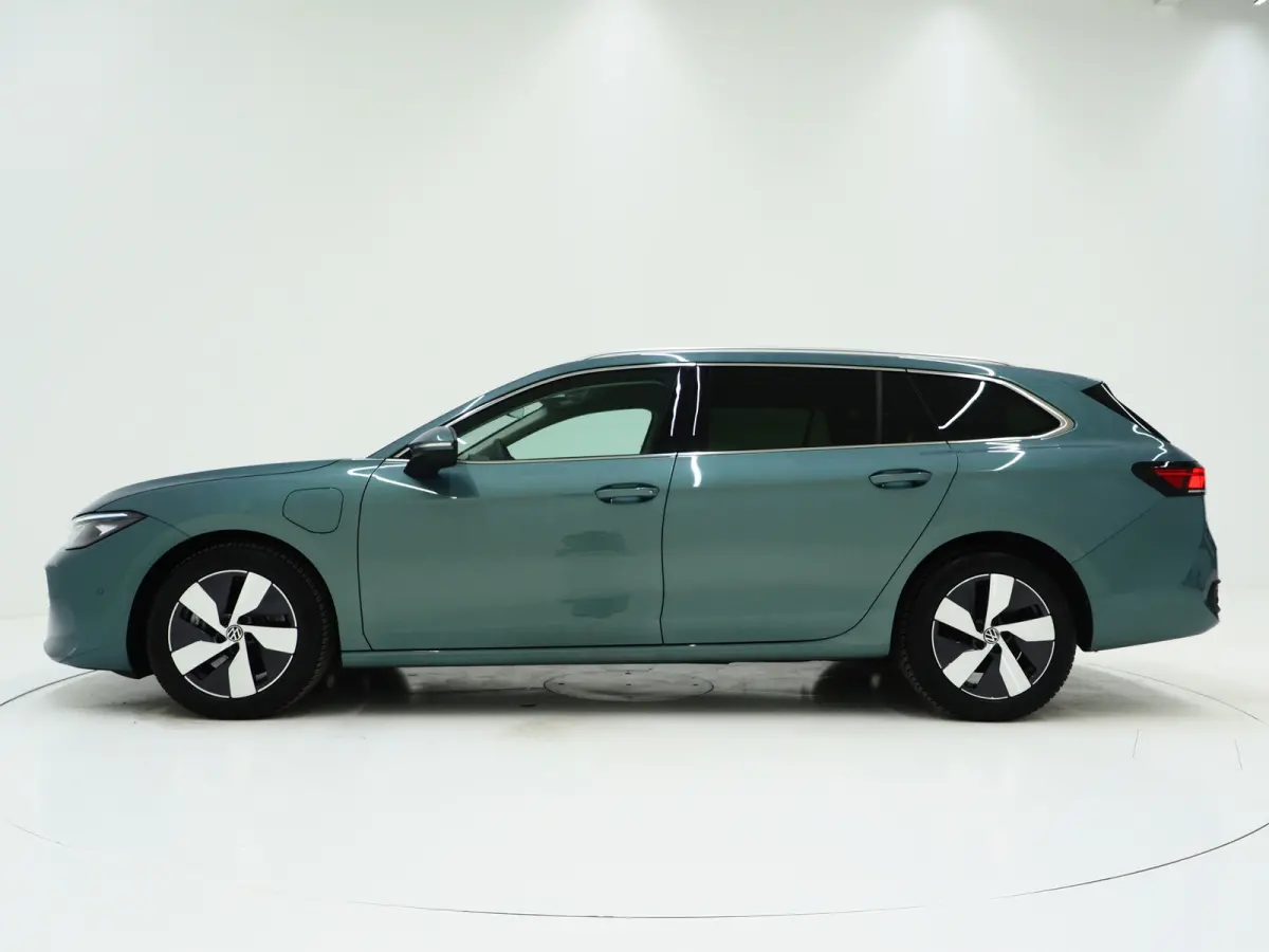 1.5 eHybrid 204PK | Leder/Alcantara | Massage | Trekhaak | HUD | Camera | Adaptive Cruise | Sfeerlicht | Carplay