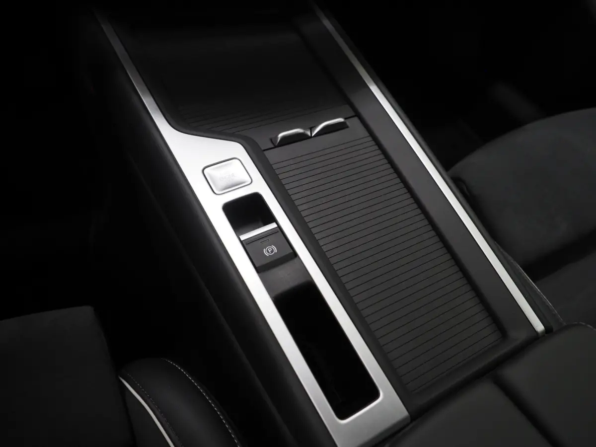 1.5 eHybrid 204PK | Leder/Alcantara | Massage | Trekhaak | HUD | Camera | Adaptive Cruise | Sfeerlicht | Carplay