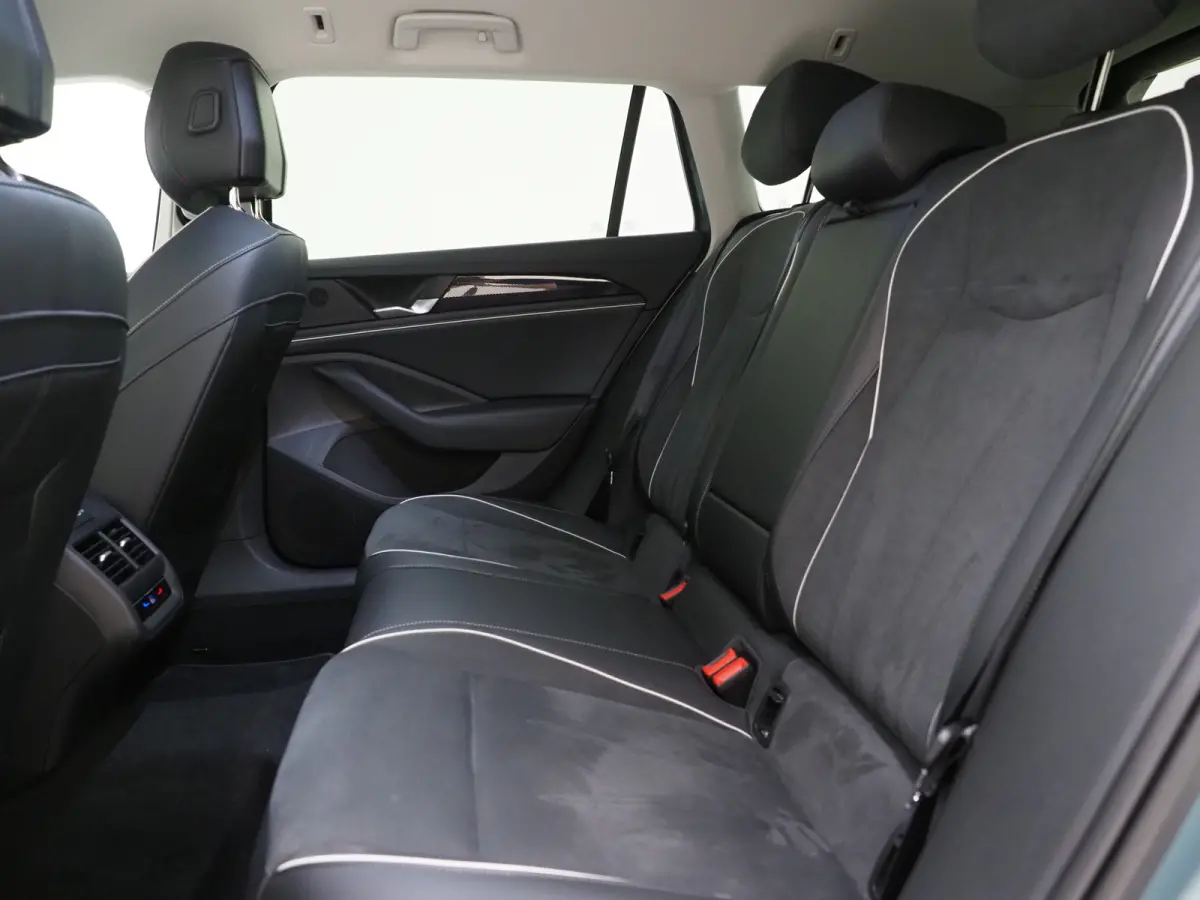 1.5 eHybrid 204PK | Leder/Alcantara | Massage | Trekhaak | HUD | Camera | Adaptive Cruise | Sfeerlicht | Carplay