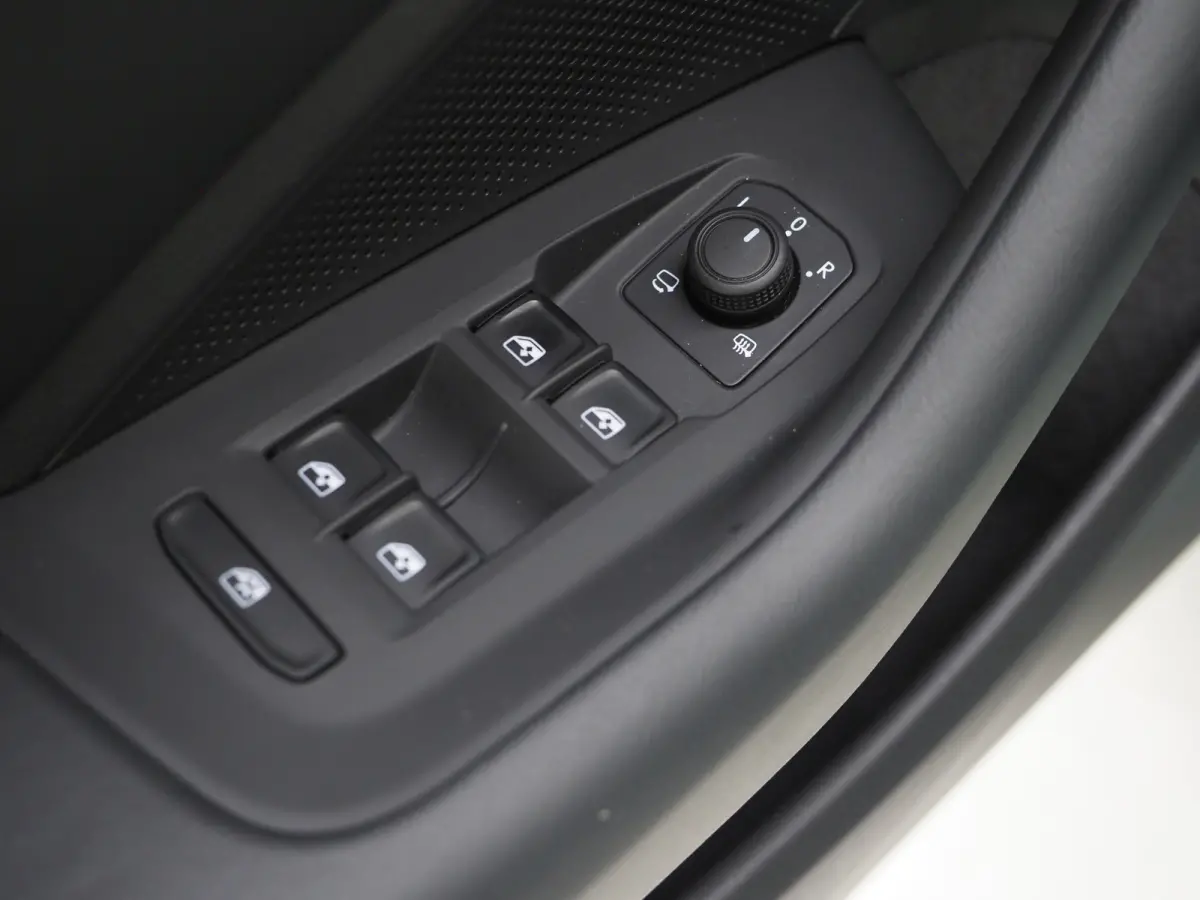 1.5 eHybrid 204PK | Leder/Alcantara | Massage | Trekhaak | HUD | Camera | Adaptive Cruise | Sfeerlicht | Carplay