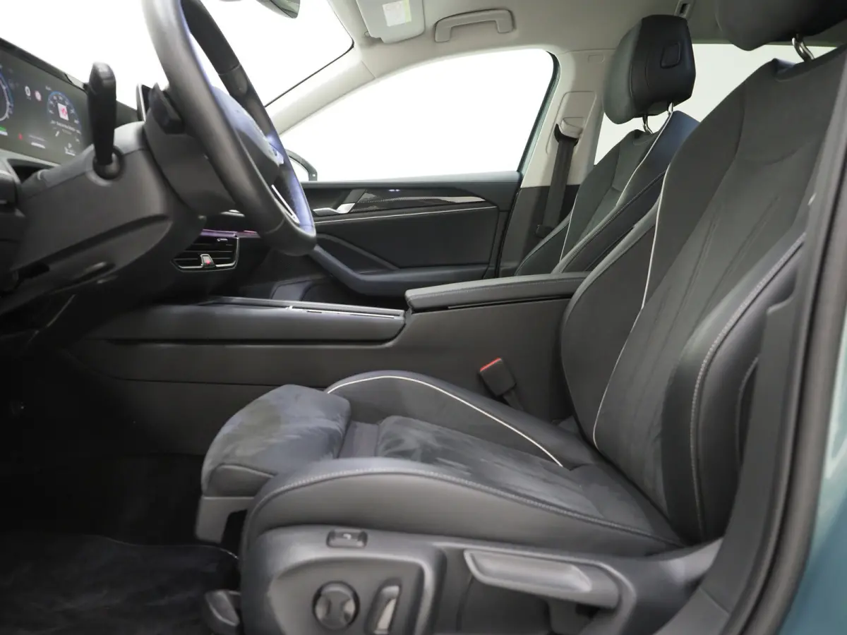 1.5 eHybrid 204PK | Leder/Alcantara | Massage | Trekhaak | HUD | Camera | Adaptive Cruise | Sfeerlicht | Carplay