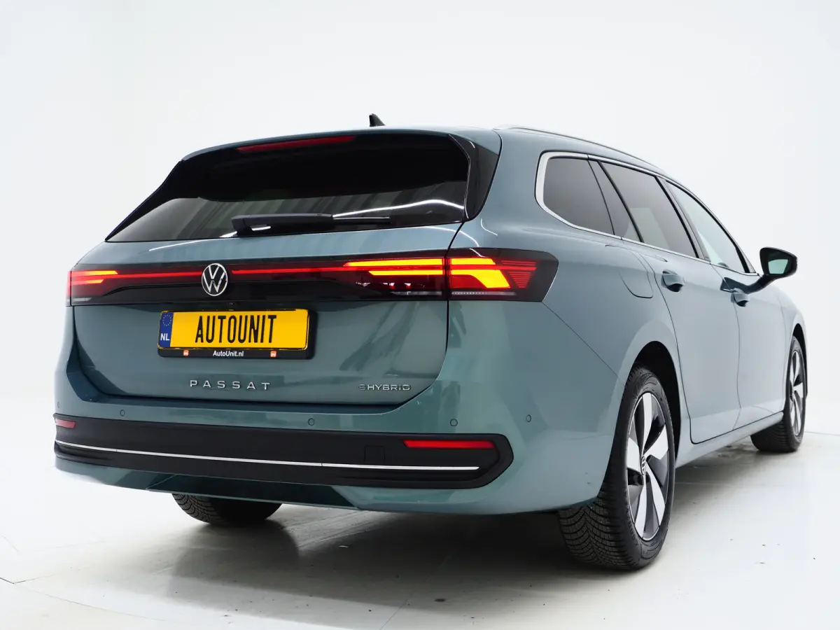 1.5 eHybrid 204PK | Leder/Alcantara | Massage | Trekhaak | HUD | Camera | Adaptive Cruise | Sfeerlicht | Carplay
