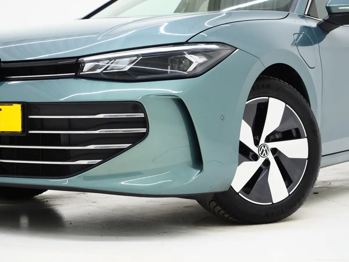 1.5 eHybrid 204PK | Leder/Alcantara | Massage | Trekhaak | HUD | Camera | Adaptive Cruise | Sfeerlicht | Carplay