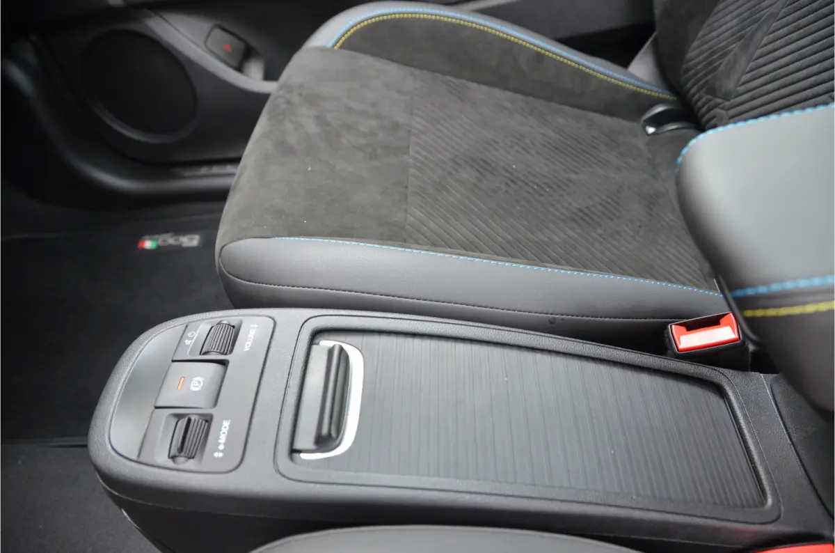 Abarth Turismo 42 kWh Pano, 18" Alu