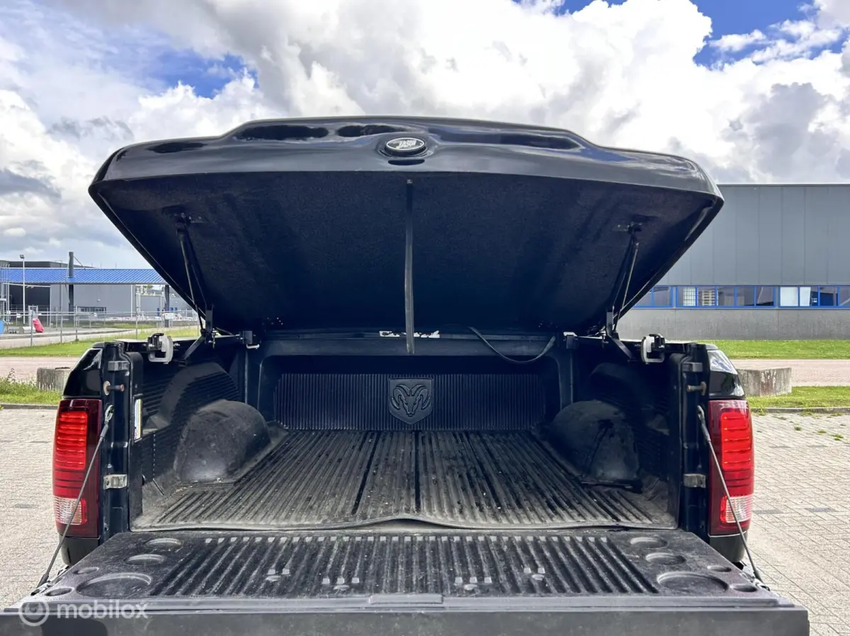 1500 5.7 V8 Crew Cab 6'4 sport black out MARGE