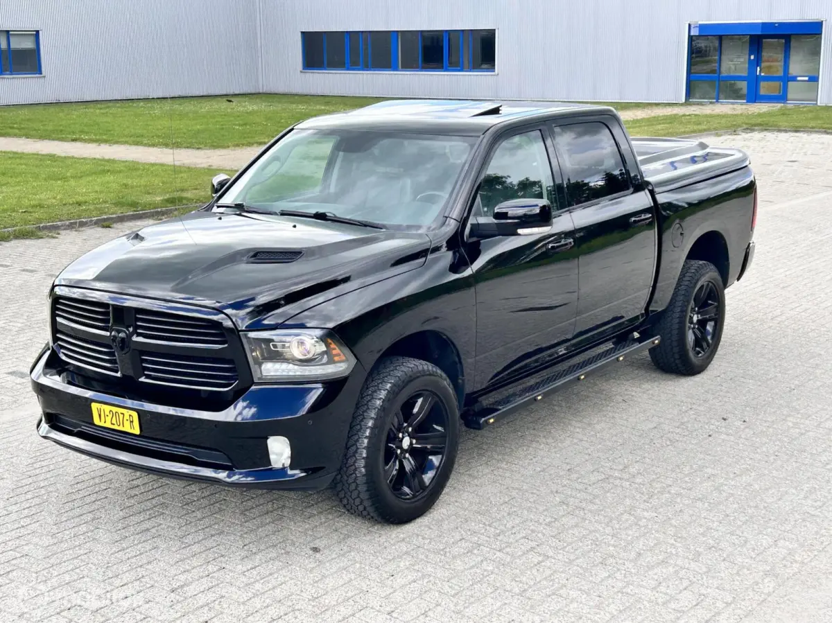 1500 5.7 V8 Crew Cab 6'4 sport black out MARGE
