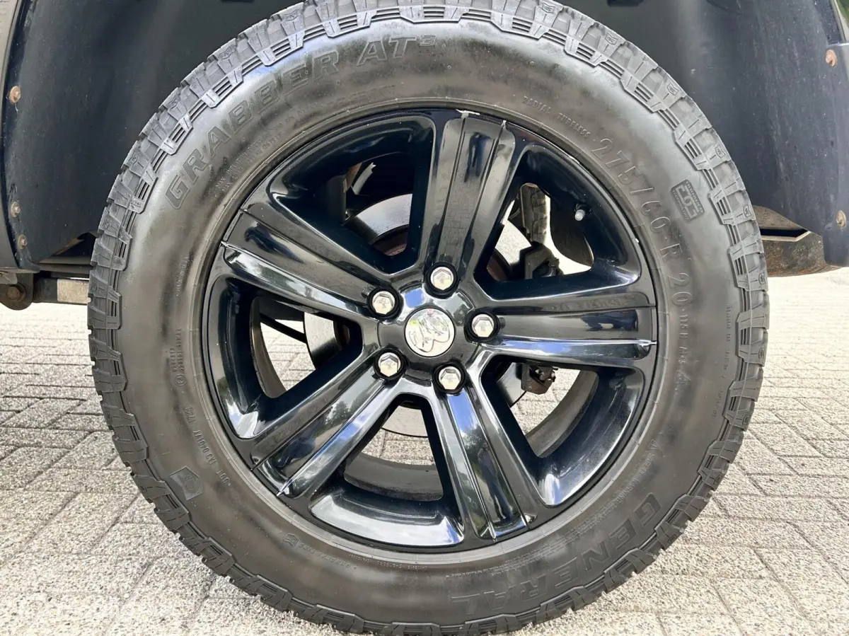 1500 5.7 V8 Crew Cab 6'4 sport black out MARGE