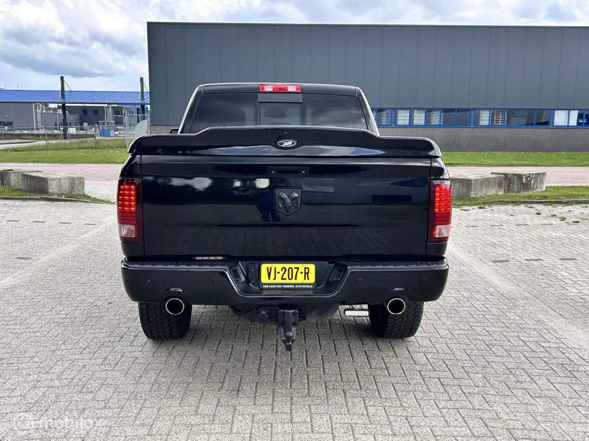 1500 5.7 V8 Crew Cab 6'4 sport black out MARGE