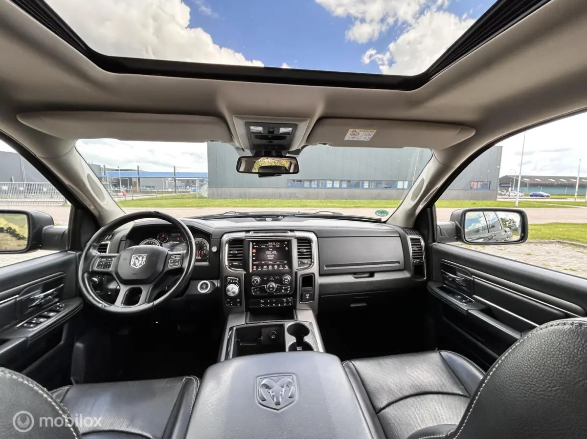 1500 5.7 V8 Crew Cab 6'4 sport black out MARGE