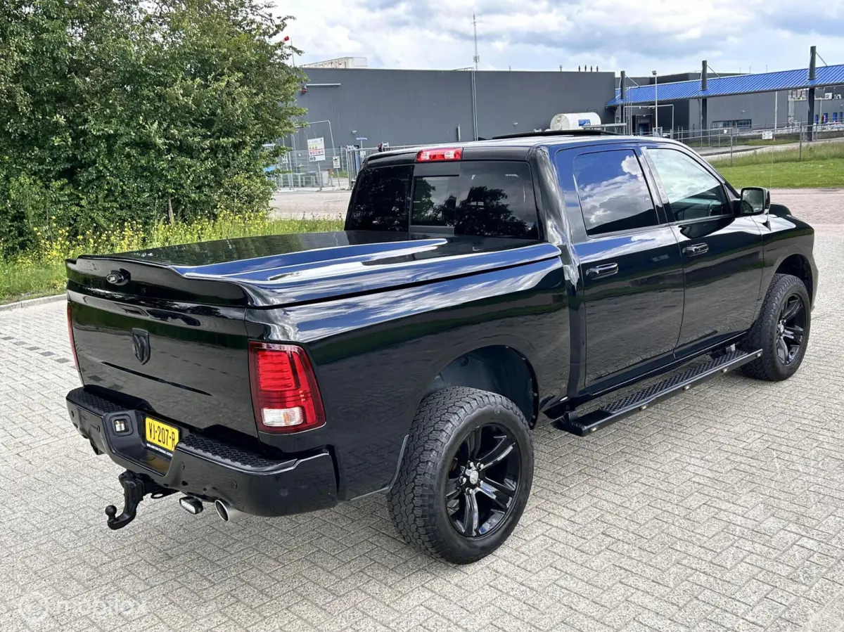 1500 5.7 V8 Crew Cab 6'4 sport black out MARGE