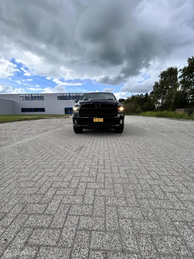 1500 5.7 V8 Crew Cab 6'4 sport black out MARGE