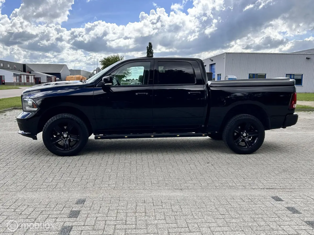 1500 5.7 V8 Crew Cab 6'4 sport black out MARGE