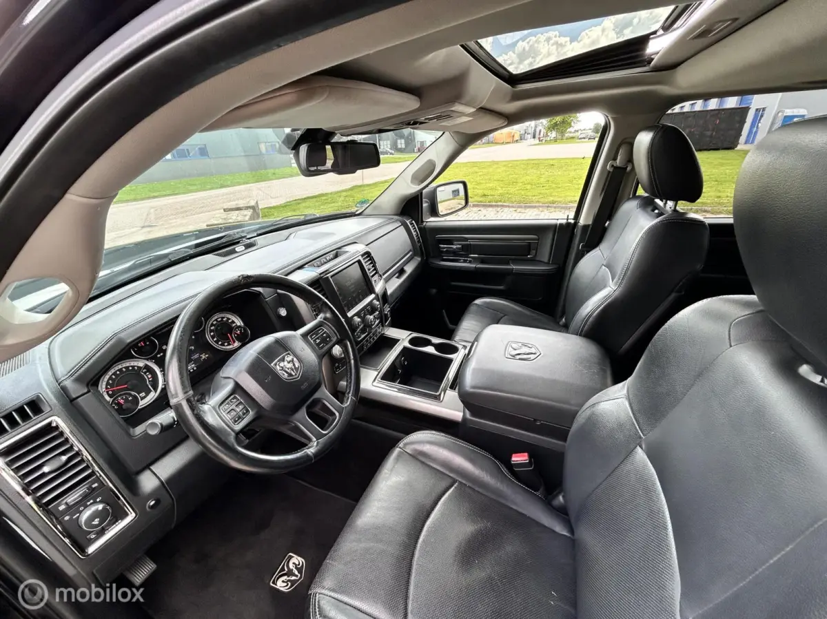 1500 5.7 V8 Crew Cab 6'4 sport black out MARGE